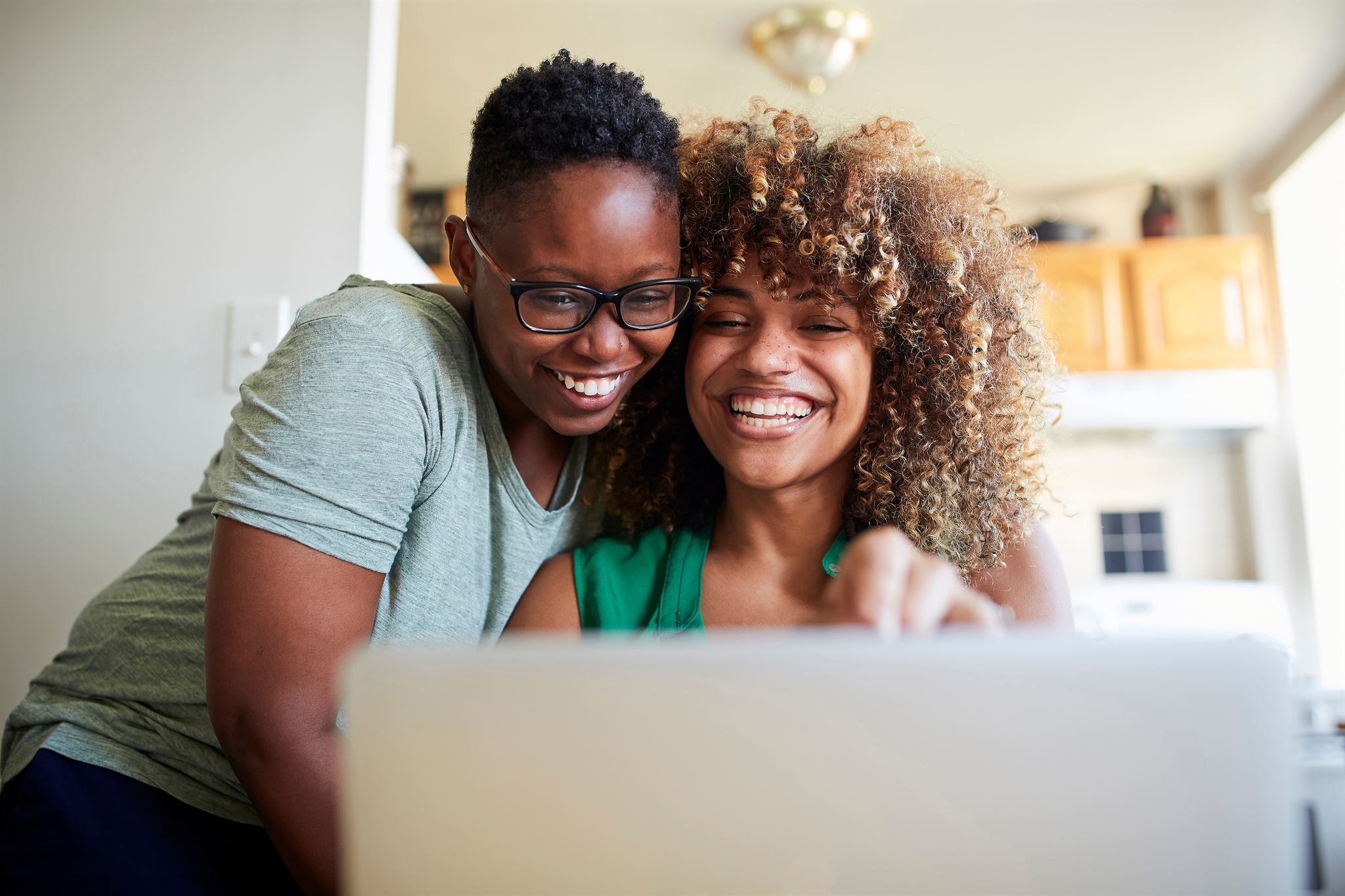 Couple-smiling-looking-at-computer